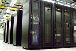 Rack-uri cu servere în data center